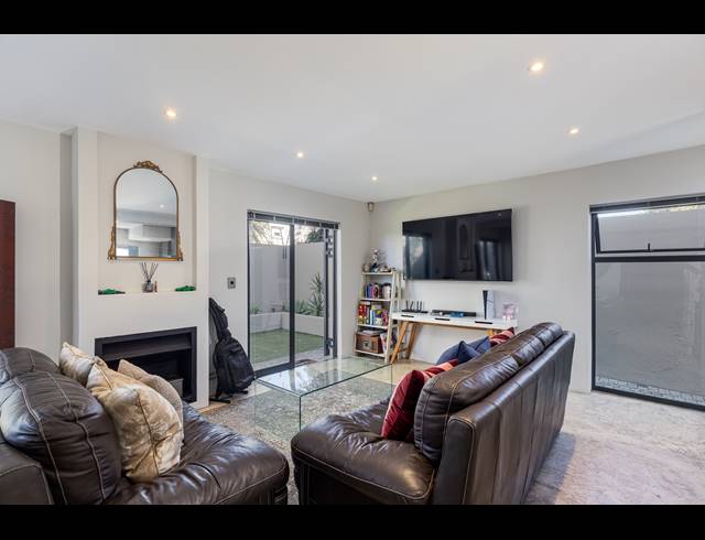 2 BEDROOM FREEHOLD TO LET IN KENRIDGE